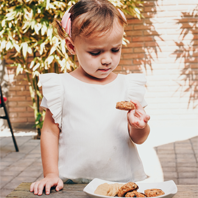 niña viendo galleta