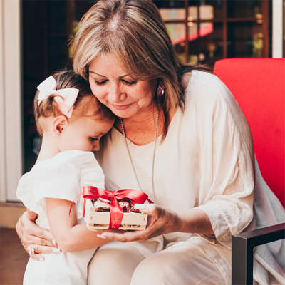 abuela con regalo