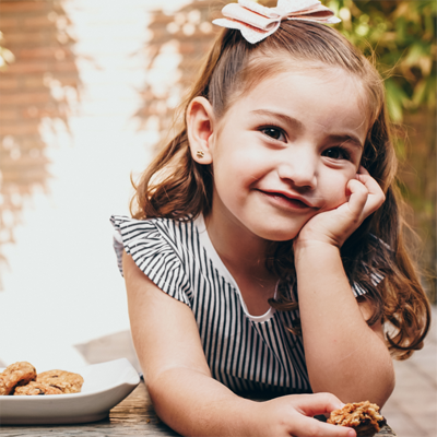 niña y galletas